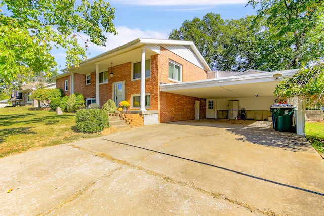 view of front of house with a carport and a front yard