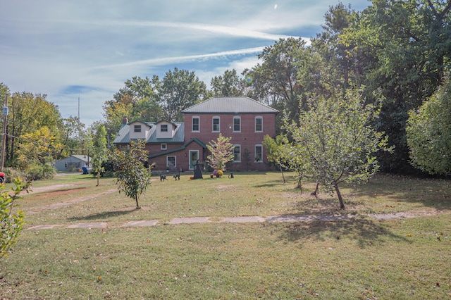 view of front facade with a front yard