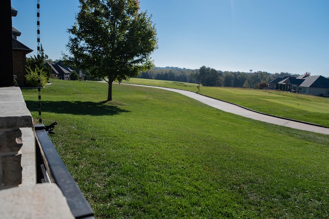 view of property's community featuring a lawn