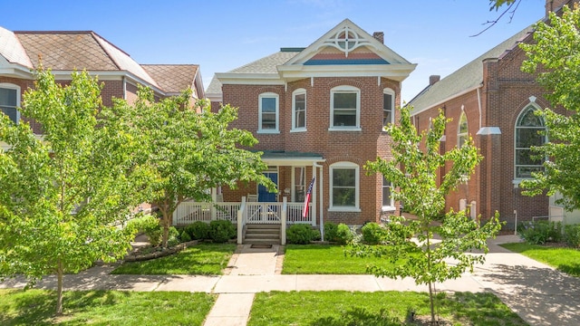 view of front of house featuring a front yard