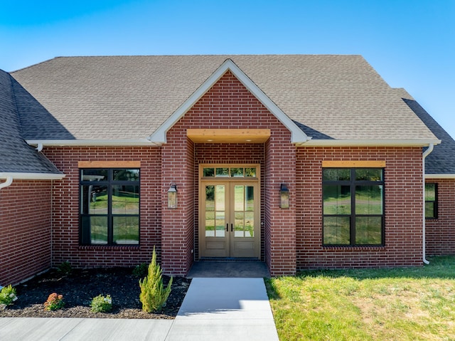 view of front of property featuring a front lawn