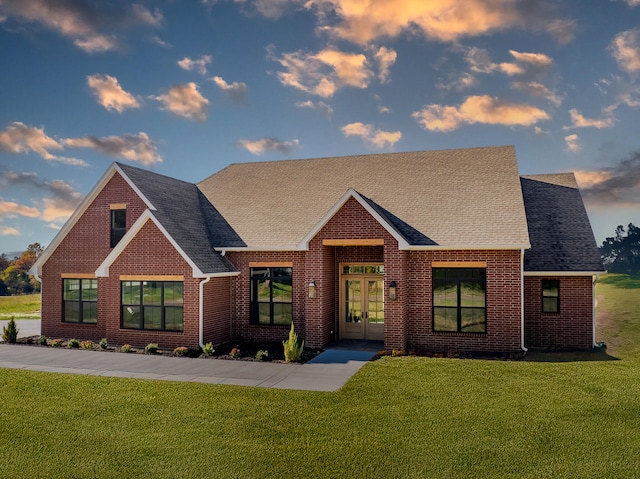 view of front of house featuring a yard