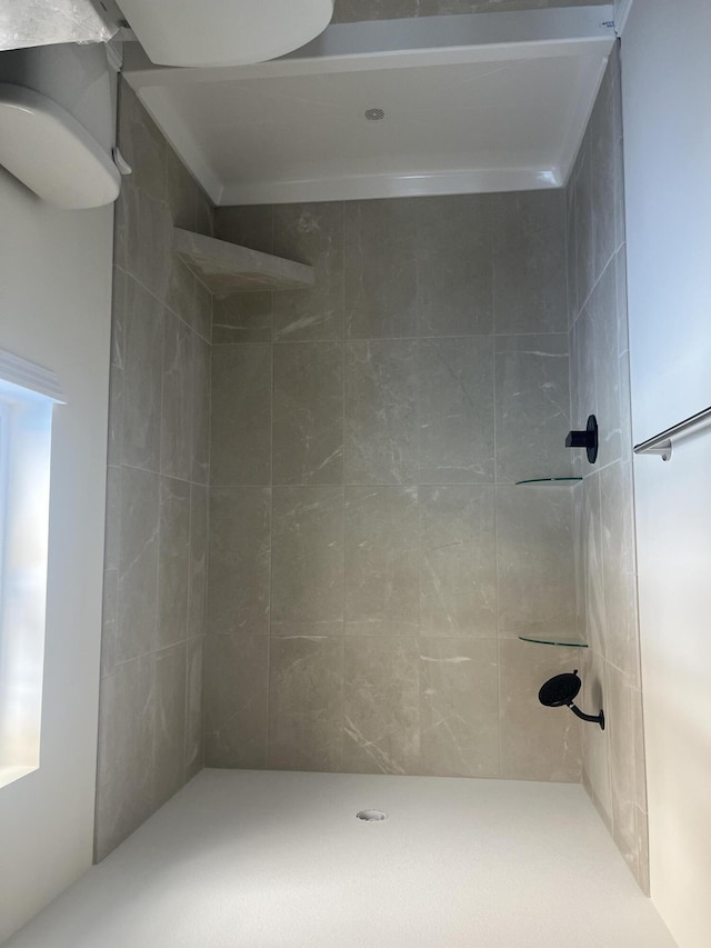 bathroom featuring tiled shower