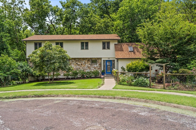 view of front of house featuring a front yard