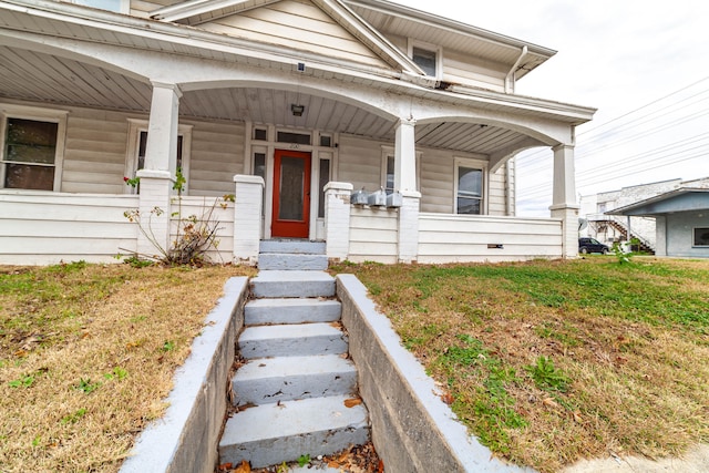 view of front of property featuring a front yard and covered porch