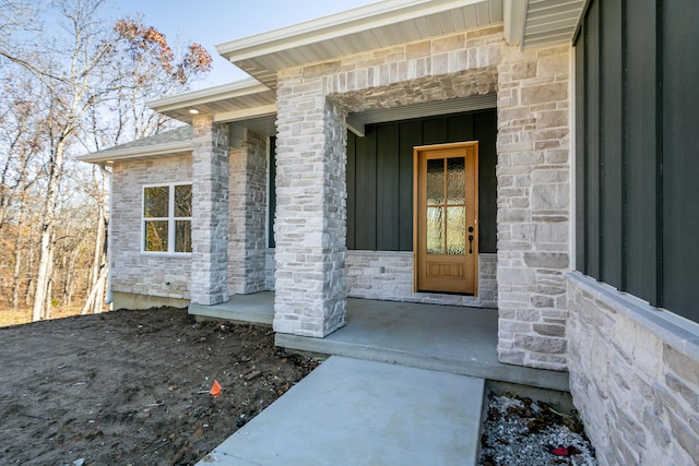 entrance to property featuring a porch