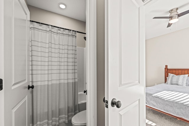 bathroom featuring shower / tub combo with curtain, toilet, and ceiling fan