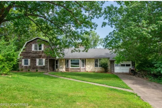 view of front of home featuring a front yard and a garage