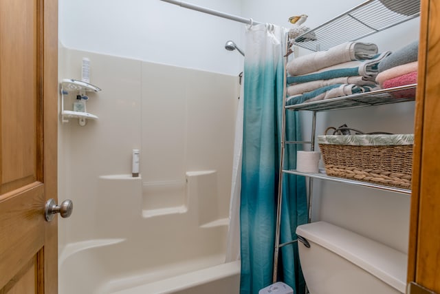 bathroom featuring toilet and shower / tub combo