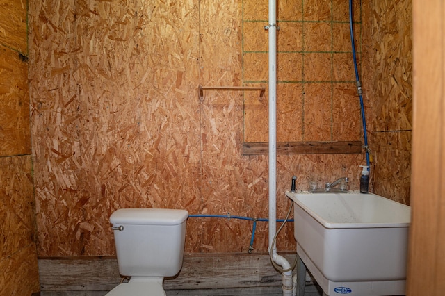 bathroom featuring toilet and sink