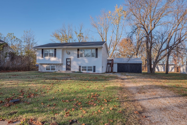 bi-level home featuring a front lawn