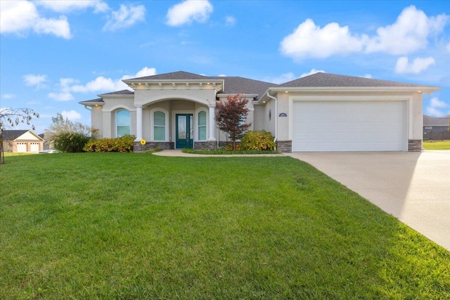 view of front of property featuring a front lawn and a garage