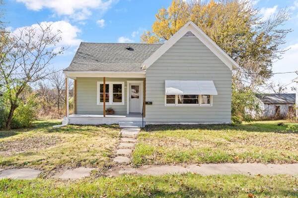 bungalow-style house with a front lawn