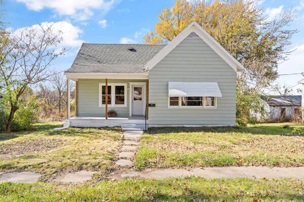 201 N Evans St, Armstrong, MO 65230 - bungalow-style house featuring covered porch and a front yard