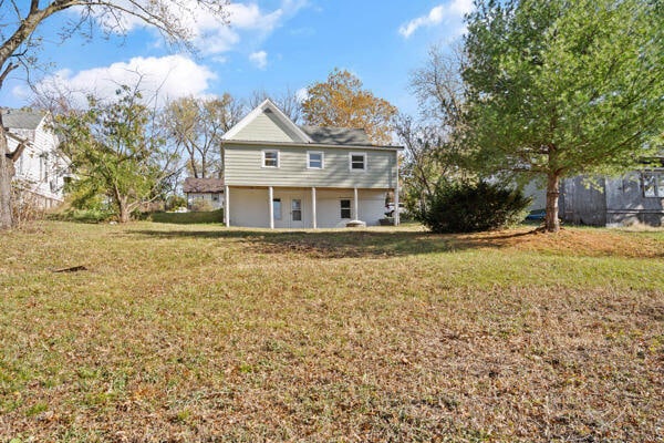 201 N Evans St, Armstrong, MO 65230 - rear view of property featuring a yard