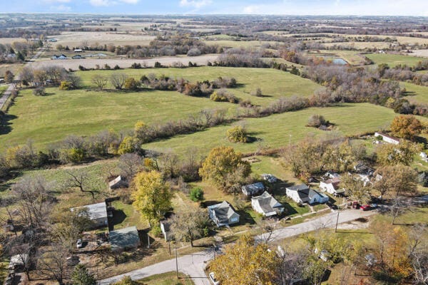 birds eye view of property featuring a rural view