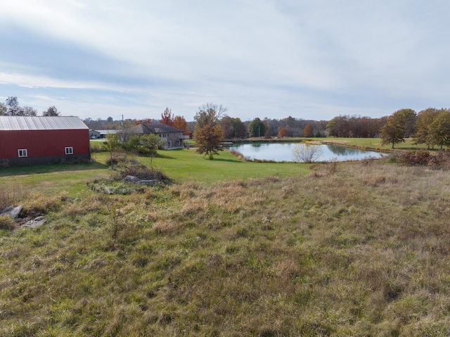 view of yard featuring a water view