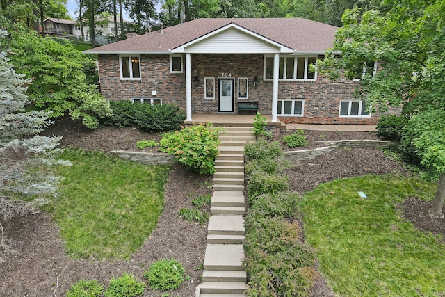 bi-level home featuring a front lawn