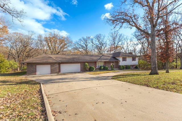 view of front of property featuring a front yard and a garage