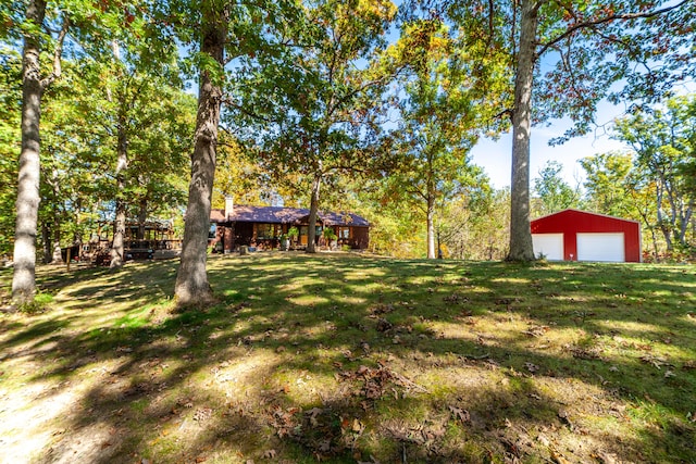 view of yard featuring an outdoor structure and a garage