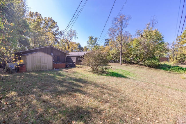 view of yard featuring a shed