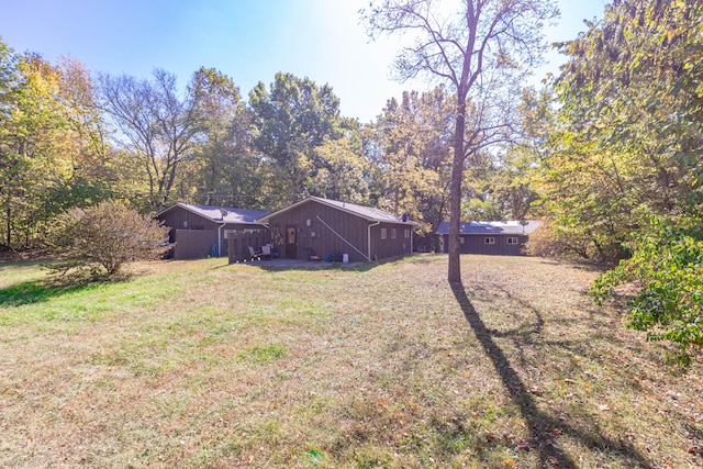 view of yard featuring an outbuilding