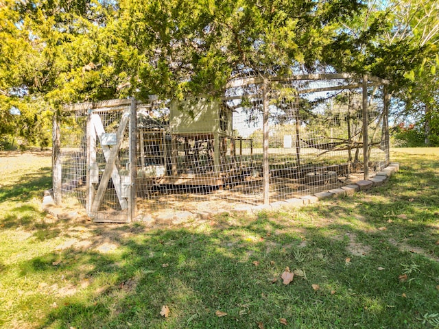 view of yard featuring an outdoor structure