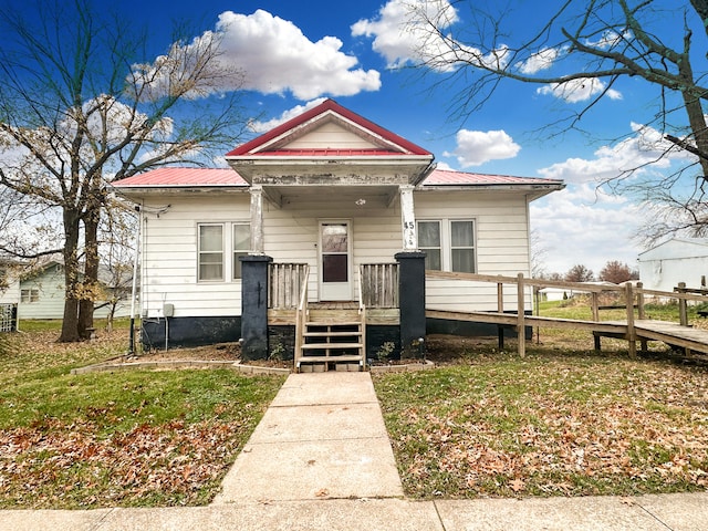 bungalow featuring a front lawn