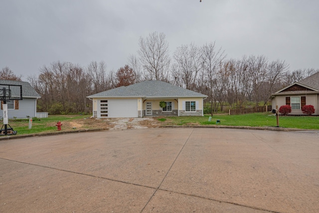 view of front of home featuring a front yard and a garage