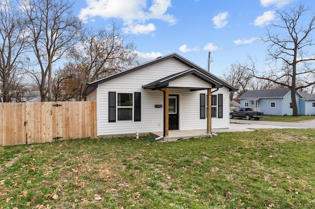 view of front of house featuring a front yard