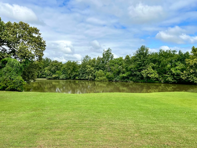 view of yard featuring a water view