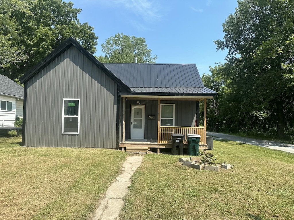 view of front facade with a front lawn and a porch