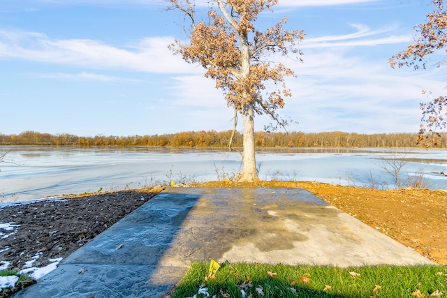 view of yard featuring a water view