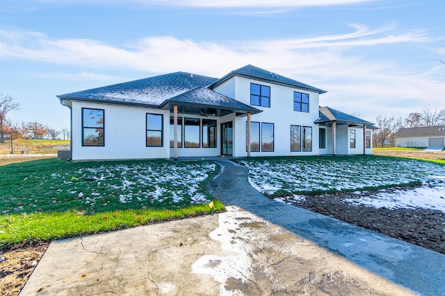 view of front facade featuring a front yard