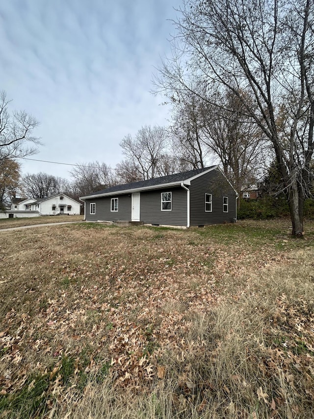 view of front facade featuring a front yard