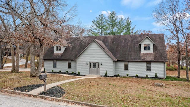 view of front of property featuring a front yard