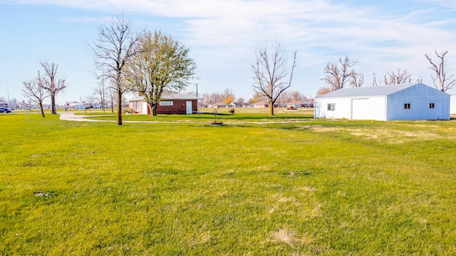 view of yard featuring an outbuilding