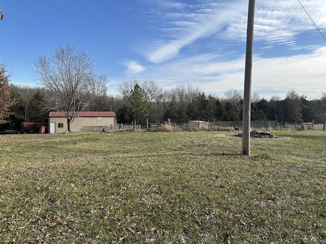 view of yard with an outbuilding