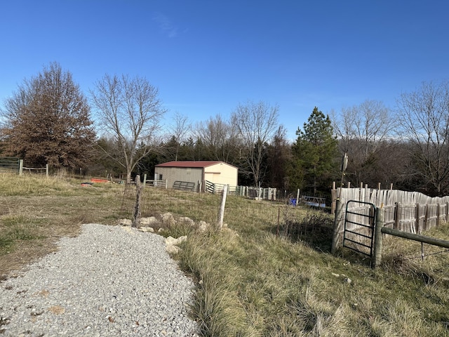 view of yard featuring a rural view