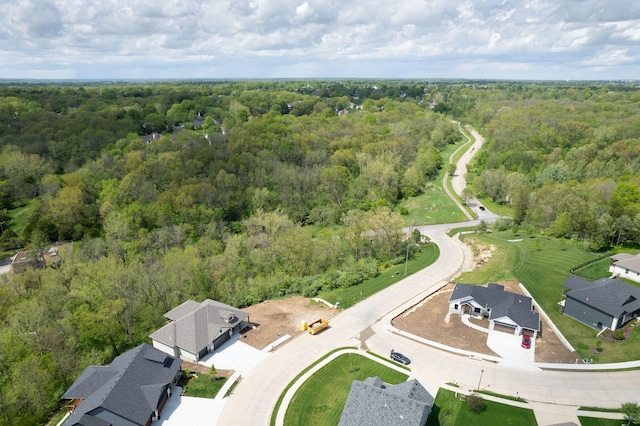 birds eye view of property featuring a forest view