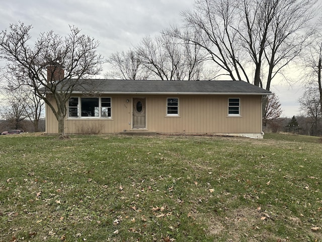 ranch-style home featuring a front lawn