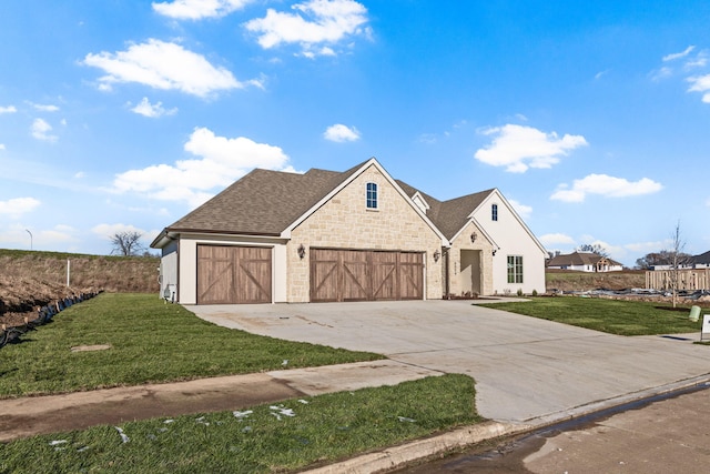 view of front facade featuring a garage and a front yard