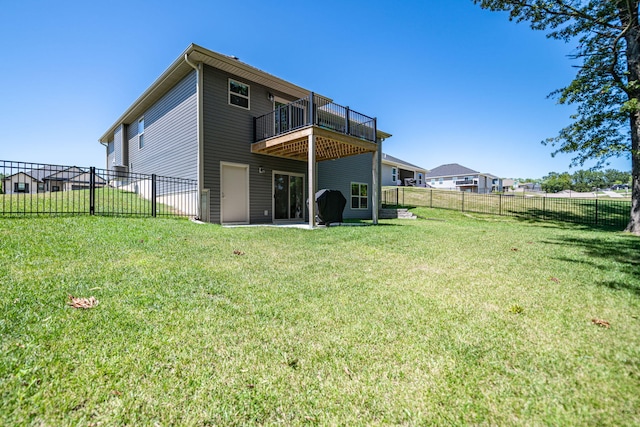 back of house featuring a lawn