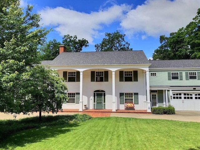 view of front facade featuring a front lawn