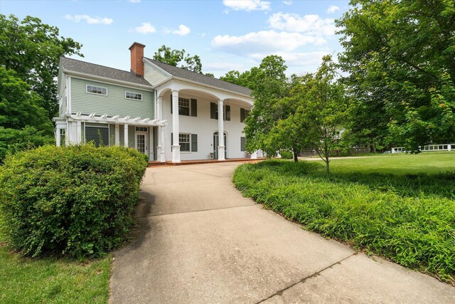 513 Rockhill Rd, Columbia, MO 65201 - greek revival inspired property featuring a chimney and a front yard