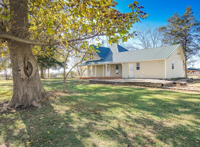 view of front of property with a front yard