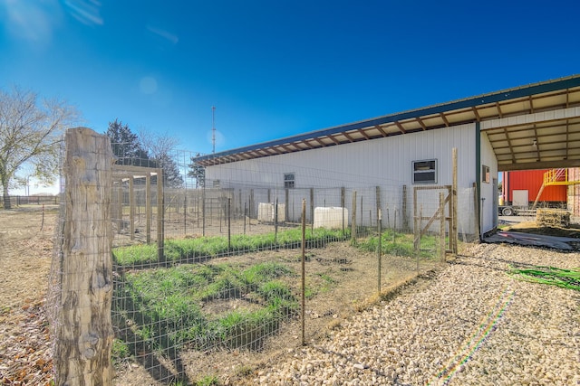 view of yard featuring an outbuilding