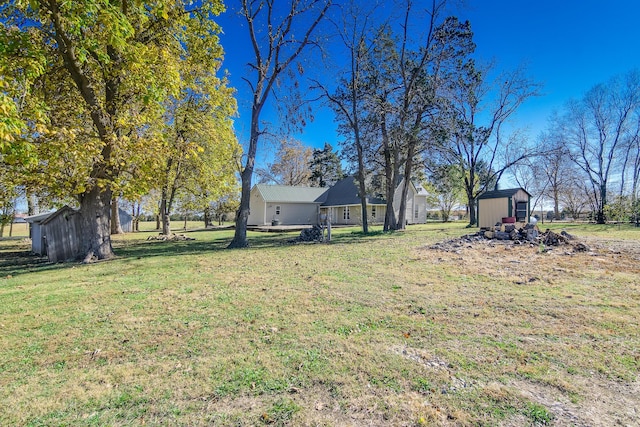 view of yard with a storage unit