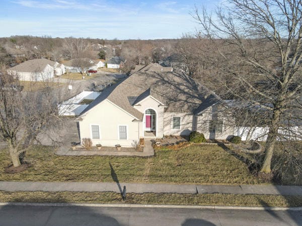 view of front of house featuring a front yard and stucco siding