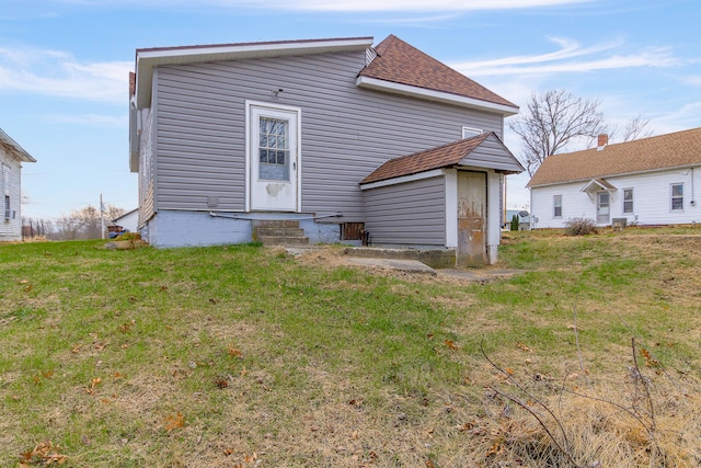 back of house featuring a lawn